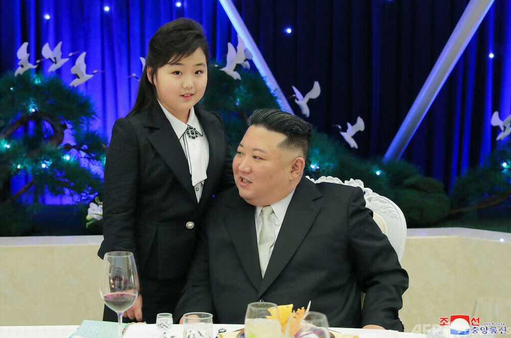 1週間ニュース 北朝鮮 “後継者”は娘? 写真で読み解く 5