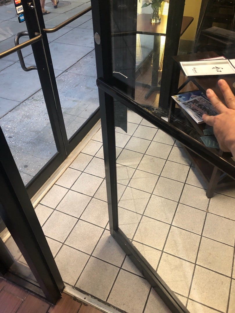 ドアを後ろの人のために開けて待つ 8