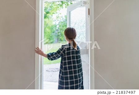 ドアを後ろの人のために開けて待つ 3