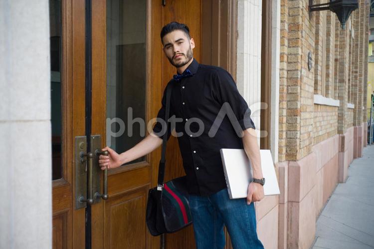 ドアを後ろの人のために開けて待つ 9